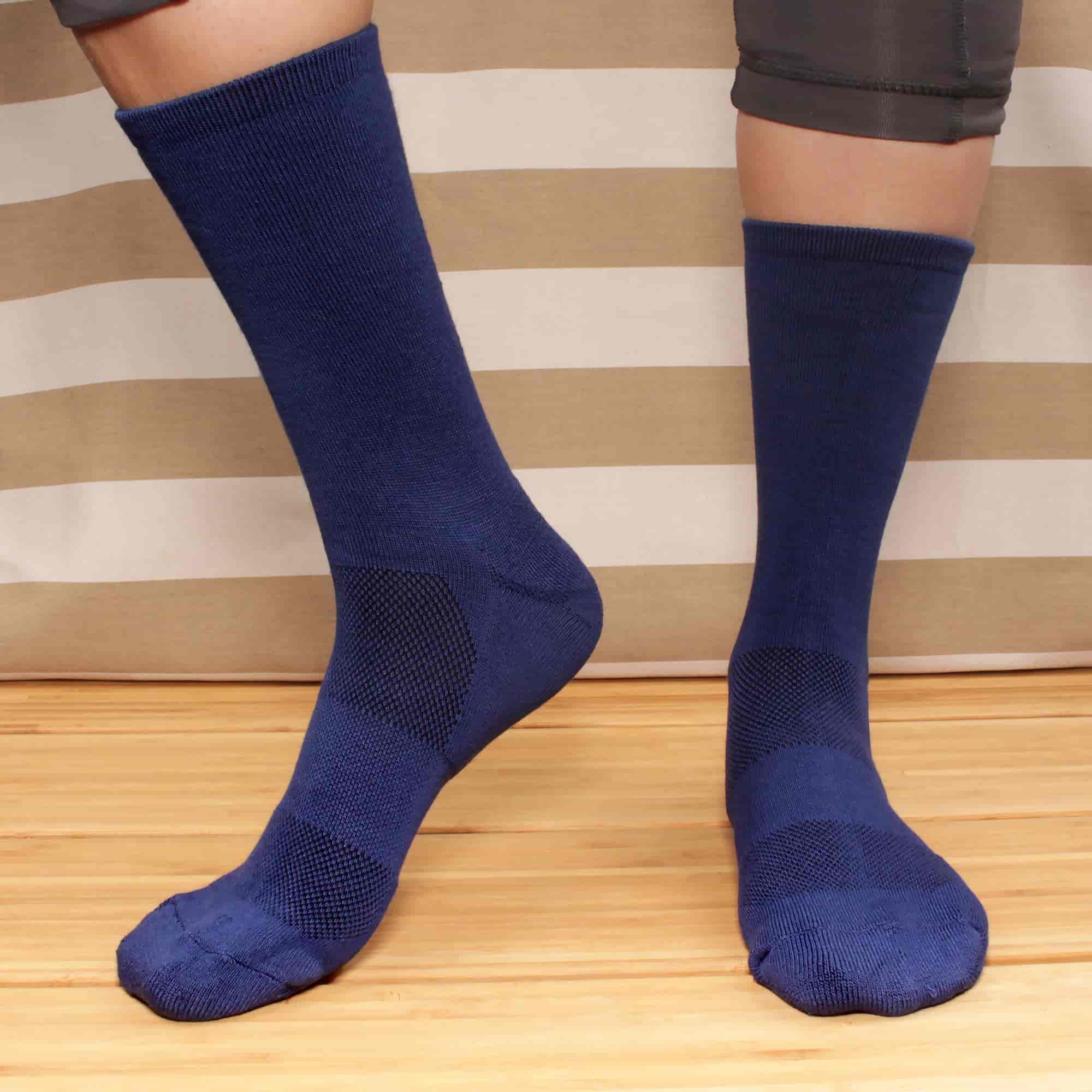 Men's Bamboo Cushioned Crew Socks: 4 Pairs - Image 4
