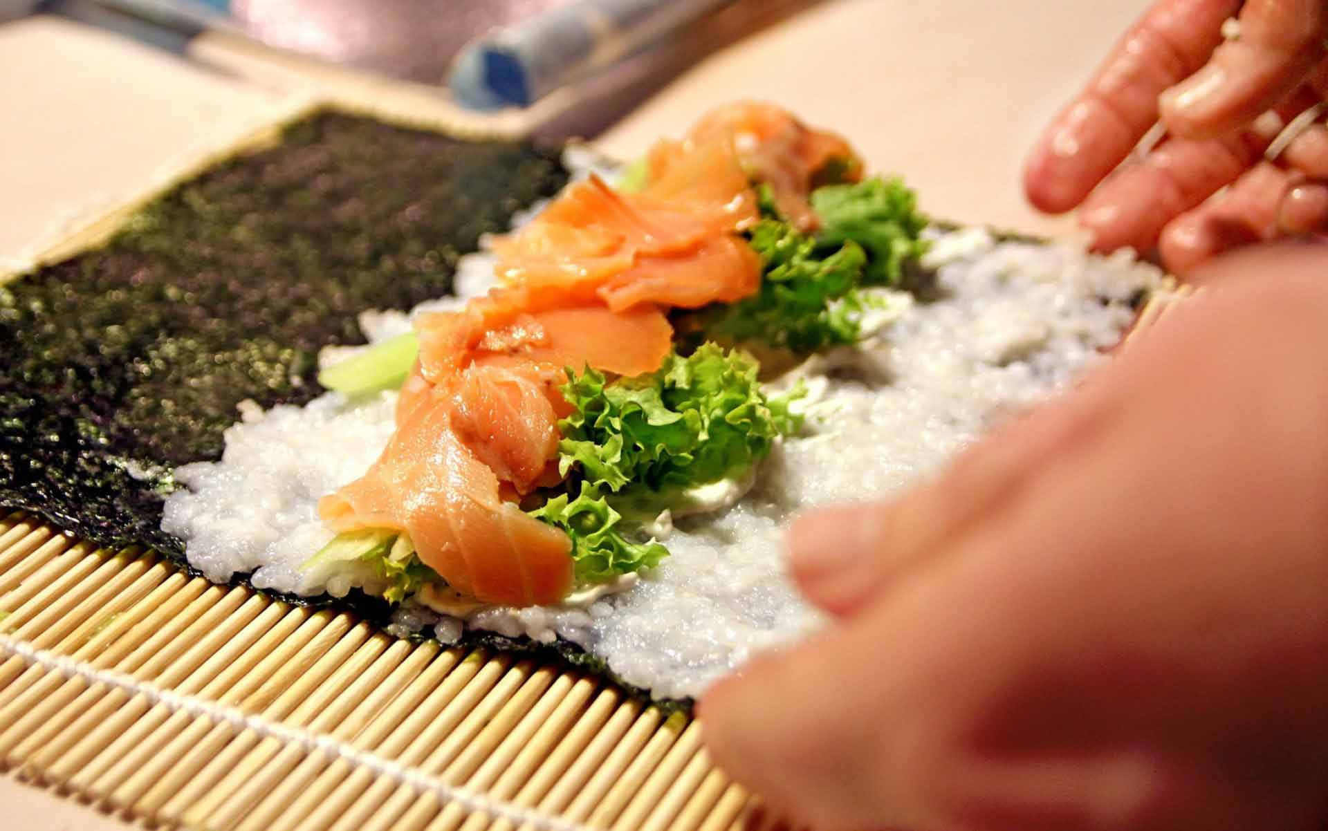 Sushi Rolling Kit - 2x rolling mats, 1x rice paddle, 1x spreader, 1 Compartment Sauce Dish - Image 6